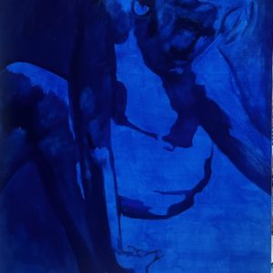 “Blue Male » Capture d’un moment d’introspection profonde. Enveloppé dans des teintes de bleu, l’homme se replie sur lui-même, absorbé dans ses pensées. La palette monochrome et la posture accentuent un sentiment de mystère et de solitude.” “Blue Male captures a moment of deep introspection. Wrapped in shades of blue, the man folds into himself, absorbed in thought. The monochrome palette and posture heighten a sense of mystery and solitude.”