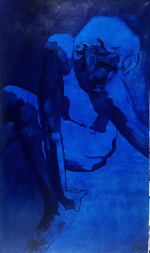 “Blue Male » Capture d’un moment d’introspection profonde. Enveloppé dans des teintes de bleu, l’homme se replie sur lui-même, absorbé dans ses pensées. La palette monochrome et la posture accentuent un sentiment de mystère et de solitude.” “Blue Male captures a moment of deep introspection. Wrapped in shades of blue, the man folds into himself, absorbed in thought. The monochrome palette and posture heighten a sense of mystery and solitude.”